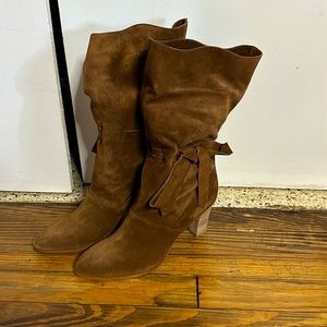 Sarah Jessica Parker suede brown boots.